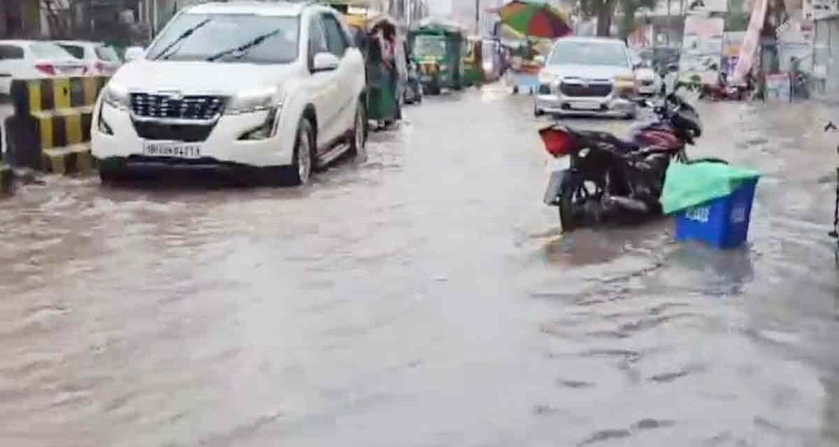 गुरुग्राम में मूसलाधार बारिश से सड़कों पर जलभराव, दिल्ली-जयपुर हाइवे पर लगा लंबा जाम