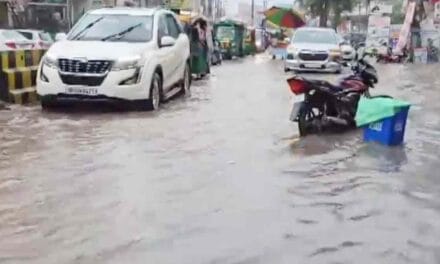 गुरुग्राम में मूसलाधार बारिश से सड़कों पर जलभराव, दिल्ली-जयपुर हाइवे पर लगा लंबा जाम