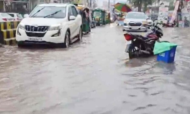 गुरुग्राम में मूसलाधार बारिश से सड़कों पर जलभराव, दिल्ली-जयपुर हाइवे पर लगा लंबा जाम