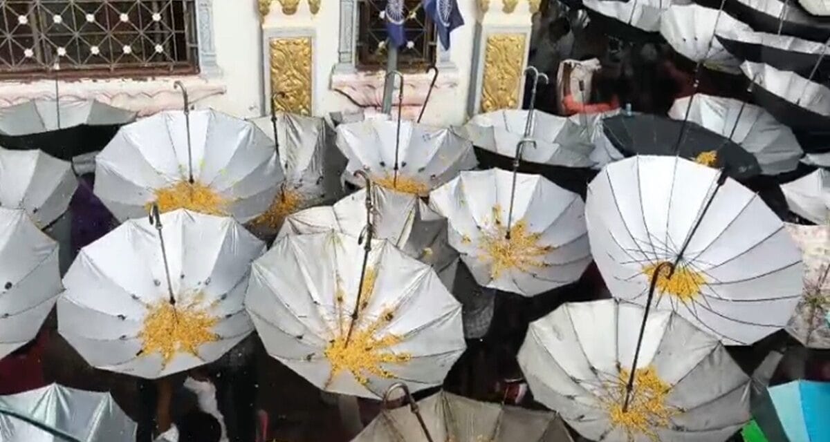 उल्टे छाते में मिलता है प्रसाद, भगवान गणेश के इस मंदिर की अनोखी है परंपरा
