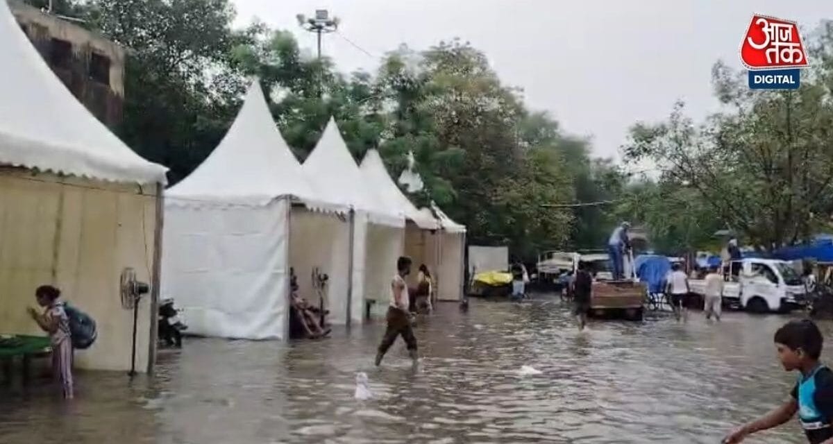 बाढ़ से बचने के लिए लगाए गए टेंट्स में भी घुस गया यमुना का पानी, दिल्ली में जलस्तर ने तोड़ा 2013 का रिक
