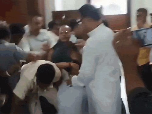 बंगाल विधानसभा-व्हिप को मार्शलों ने घसीटकर निकाला:बेहोश हुए; 3 विधायक सस्पेंड, ममता ने स
