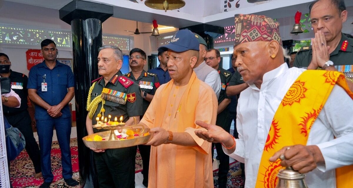 CDS जनरल अनिल चौहान ने गोरखनाथ मंदिर में किए दर्शन, CM योगी भी रहे मौजूद