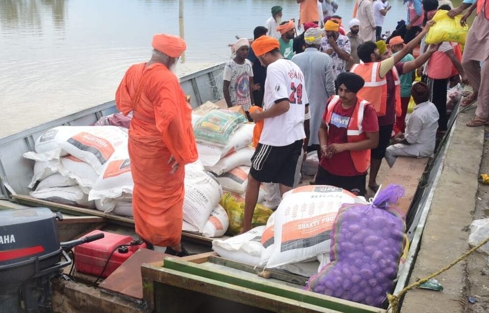 कपूरथला में बाढ़ के लिए सीचेवाल ने बनवाई खास नाव:25 टन उठाती है वजन, दो दिन में 5 ट्रैक्टर और एक कार पह