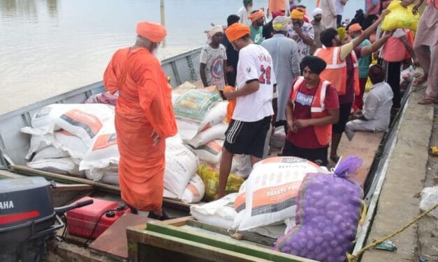 कपूरथला में बाढ़ के लिए सीचेवाल ने बनवाई खास नाव:25 टन उठाती है वजन, दो दिन में 5 ट्रैक्टर और एक कार पह