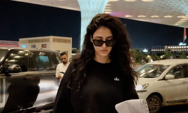 Mumbai Airport पर All Black Look में दिखीं Disha Patani