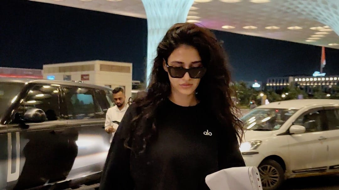Mumbai Airport पर All Black Look में दिखीं Disha Patani