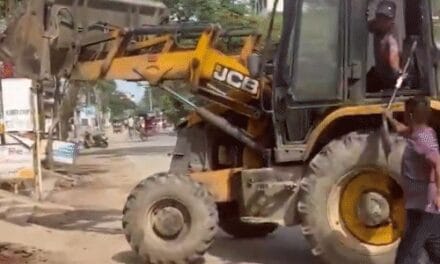 असम में दुकानदार ने सड़क पर कचरा डाला:नगर निगम के बुलडोजर ने कचरा वापस दुकान के सामने फेंका