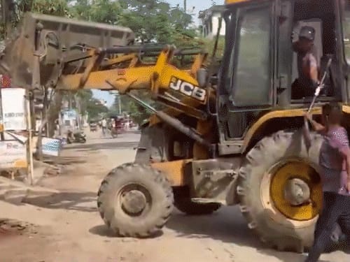 असम में दुकानदार ने सड़क पर कचरा डाला:नगर निगम के बुलडोजर ने कचरा वापस दुकान के सामने फेंका