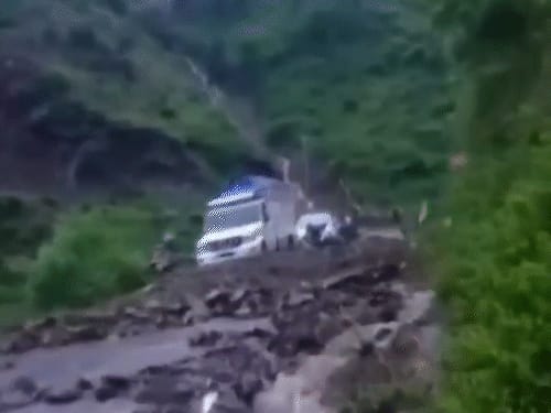 बिलासपुर में बादल फटने से तबाही:10 गाड़ियां मलबे में दबी; घरों को नुकसान, आज 10 जिलों में बारिश का अलर्