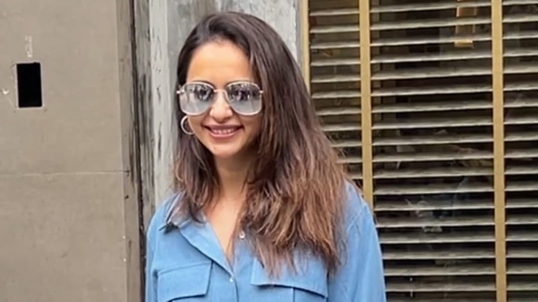 कैजुअल लुक, स्टाइलिश अंदाज, यूं स्पॉट हुईं Rakul Preet Singh