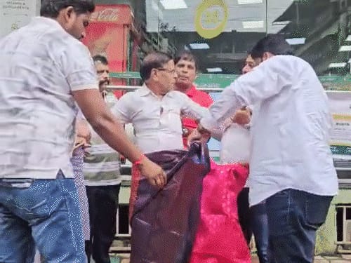महाराष्ट्र में भाजपा कार्यकर्ताओं ने कांग्रेसी को साड़ी पहनाई:PM मोदी की छेड़छाड़ की गई फोटो शेयर