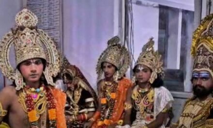 कोई 'श्रीराम' तो कोई 'हनुमान' के गेटअप में पहुंचा थाने