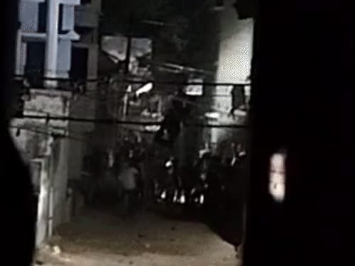 गांधीनगर में गरबा के दौरान दो गुट भिड़े:गरबा मैदान में पथराव, दुकानों में तोड़फोड़ और गाड़ियों मे