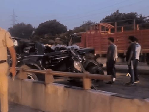 गुरुग्राम में डिवाइडर से टकराकर पलटी थार, 5 की मौत:मरने वालों में UP के जज की बेटी भी, हाथों में क्लब क