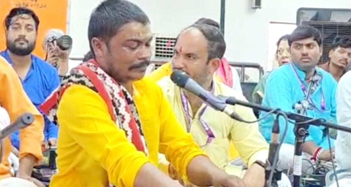 बागेश्वर धाम में भजन गाकर वायरल हुआ सिंगर, T-Series से मिला ऑफर