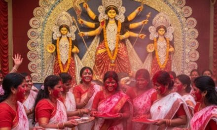 दुर्गा पूजा पर क्यों होती है सिंदूर खेला की रस्म? जानें सदियों पुराने इस रिवाज का महत्व