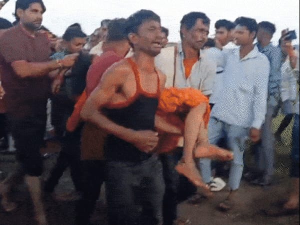 एमपी के खंडवा में ट्रैक्टर-ट्रॉली तालाब में गिरी,11 की मौत:इनमें 8 बच्चियां, तीन की हालत गंभीर; 35-40 लोग