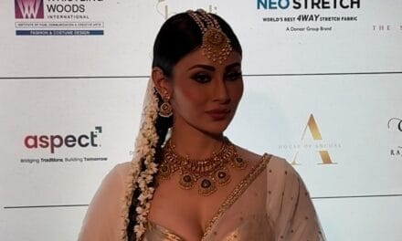 ट्रेडिशनल लुक में छाई Mouni Roy