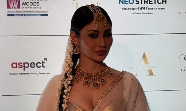 ट्रेडिशनल लुक में छाई Mouni Roy
