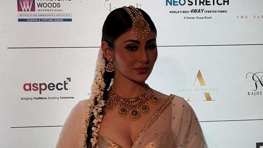 ट्रेडिशनल लुक में छाई Mouni Roy