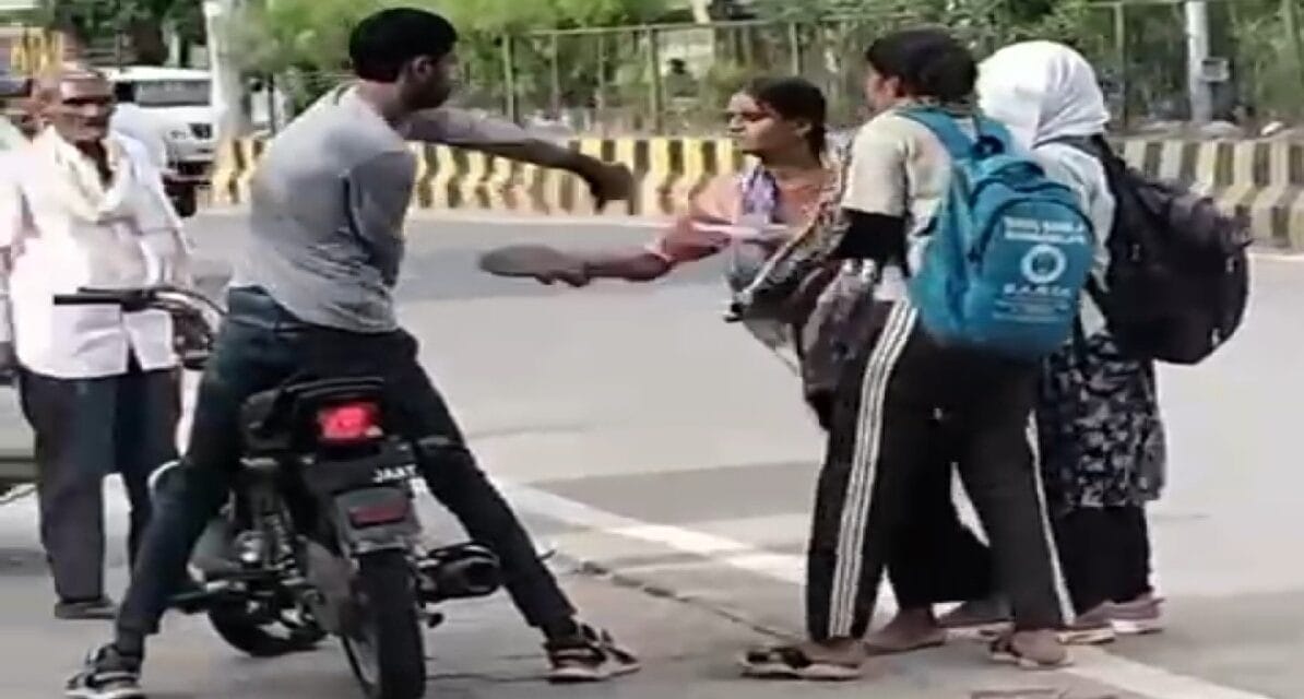 बीच सड़क पर लड़के और लड़कियों ने एक दूसरे को मारे थप्पड़, चप्पल से पीटा… वीडियो वायरल