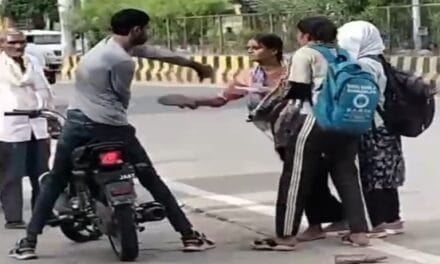 बीच सड़क पर लड़के और लड़कियों ने एक दूसरे को मारे थप्पड़, चप्पल से पीटा… वीडियो वायरल