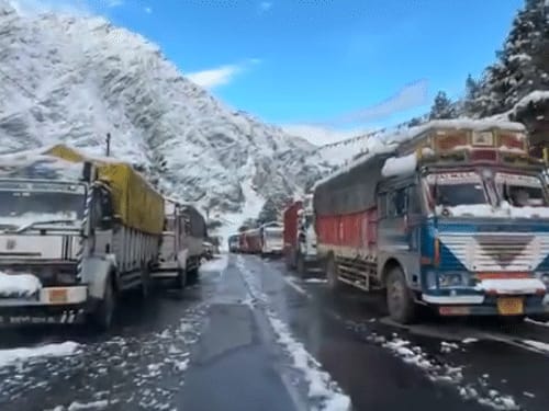 हिमाचल में बारिश-बर्फबारी से दिसंबर जैसी ठंड:चंबा का तापमान नॉर्मल से 18 डिग्री नीचे गिरा, लाहौल स्