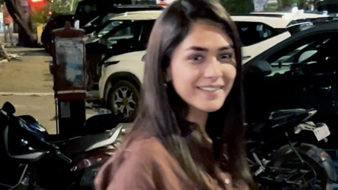 Mrunal Thakur की सादगी के दीवाने हुए फैंस!