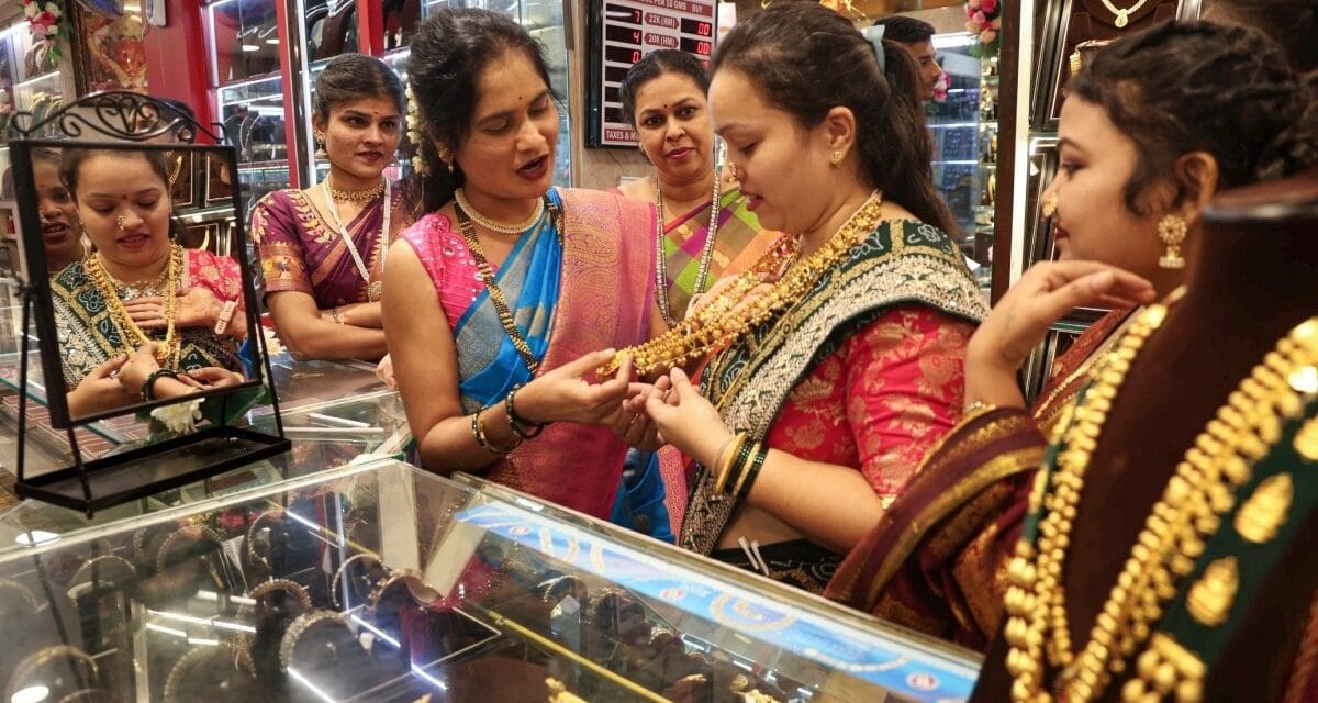 अचानक करवाचौथ पर सोना हुआ सस्ता, खरीदने से पहले जान लें आज का रेट