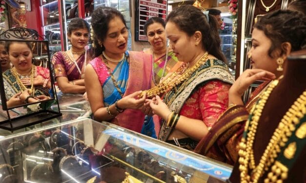 अचानक करवाचौथ पर सोना हुआ सस्ता, खरीदने से पहले जान लें आज का रेट