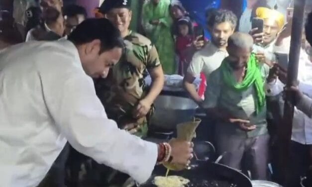गाड़ी रोक जलेबी बनाने लगे तेज प्रताप, लोगों की लगी भीड़, Video वायरल