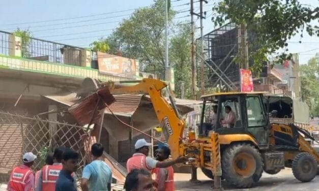 'हम गरीब हैं, हमसे रोजी छीन ली गई…', अवैध दुकानों पर गरजा प्रशासन का बुलडोजर