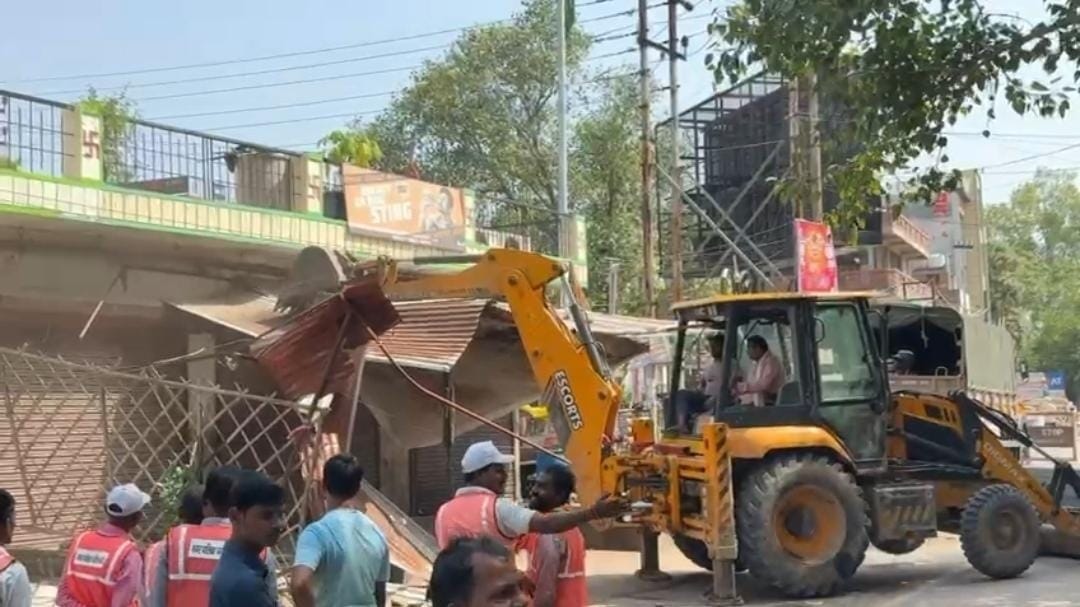 'हम गरीब हैं, हमसे रोजी छीन ली गई…', अवैध दुकानों पर गरजा प्रशासन का बुलडोजर