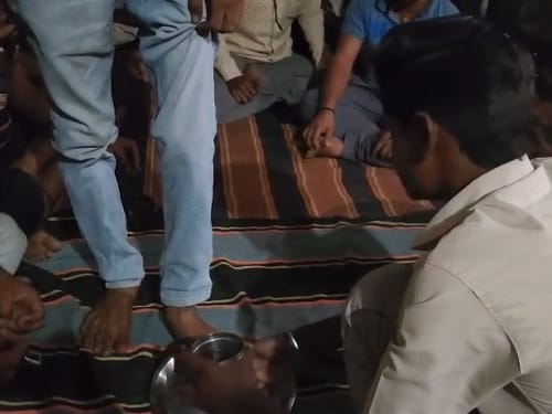 MP में युवक से पैर धुलवाकर, वही पानी पिलाया:पंचायत का फैसला; एआई जेनरेटेड वीडियो शेयर करने पर विवाद,
