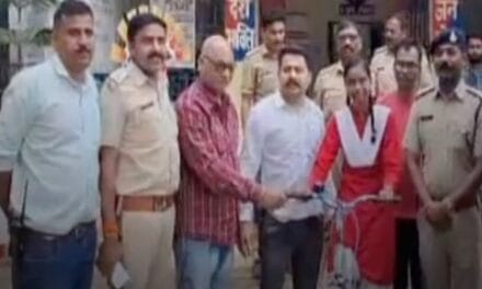 पुलिस अफसर ने छात्रा को दिलाई साइकिल