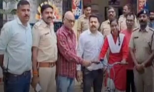 पुलिस अफसर ने छात्रा को दिलाई साइकिल