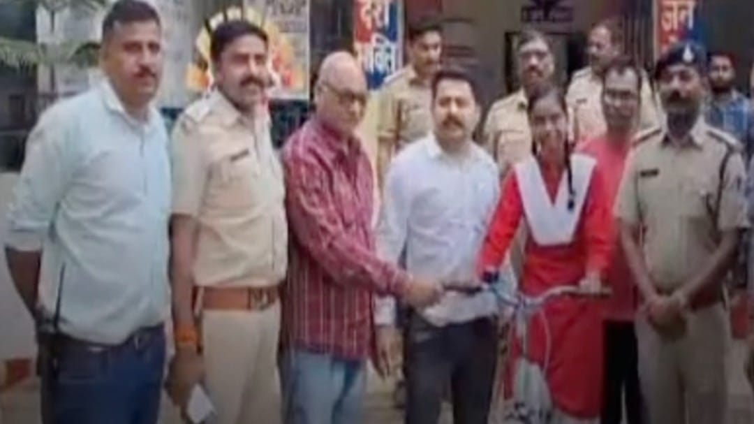 पुलिस अफसर ने छात्रा को दिलाई साइकिल