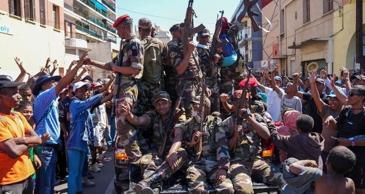 Gen Z आंदोलन से अब इस देश में हुआ तख्तापलट, राष्ट्रपति भागे, सेना ने संभाली कमान