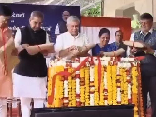 ट्रेन में अब बेडरोल में कंबल के साथ मिलेगा कवर:जयपुर-असर्वा एक्सप्रेस के एसी पैसेंजर्स को पायलट प