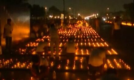 दिल्ली में लाइट, ड्रोन शो और दीपोत्सव की 13 तस्वीरें:1.51 लाख दीयों से जगमगाया कर्तव्यपथ, ड्रोन शो से द