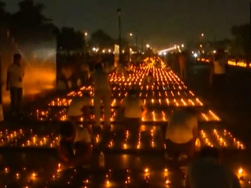 दिल्ली में लाइट, ड्रोन शो और दीपोत्सव की 13 तस्वीरें:1.51 लाख दीयों से जगमगाया कर्तव्यपथ, ड्रोन शो से द
