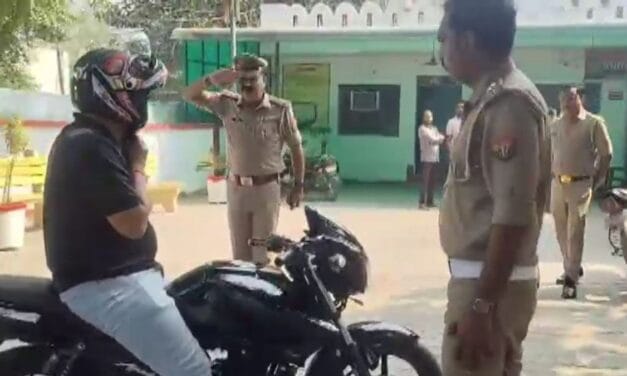 बाइक सवार शख्स ने जैसे ही उतारा हेलमेट तो सन्न रह गया पूरा थाना