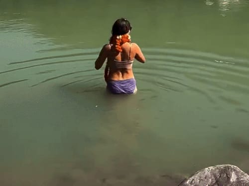 बिकिनी पहन गंगा स्नान करने पर ट्रोल हुई विदेशी महिला:ऋषिकेश में पोज दिए, नदी में उतर माला फेंकी, यू