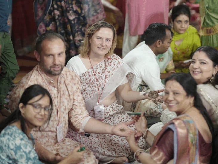 जयपुर में 6 विदेशी जोड़े फेरे लेंगे, मेहंदी-हल्दी कार्यक्रम हुए:रूस, ऑस्ट्रेलिया और यूएई से आए, बैंड