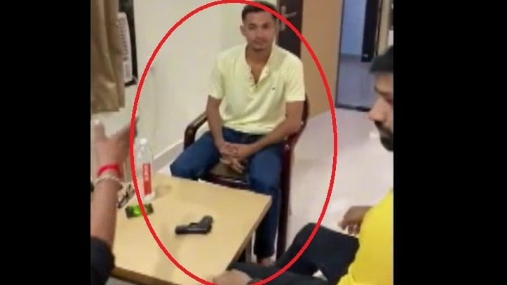 महाकुंभ में दातून बेचने वाले आकाश यादव से पुलिस ने आधे घंटे की पूछताछ, जानिए पूरा मामला