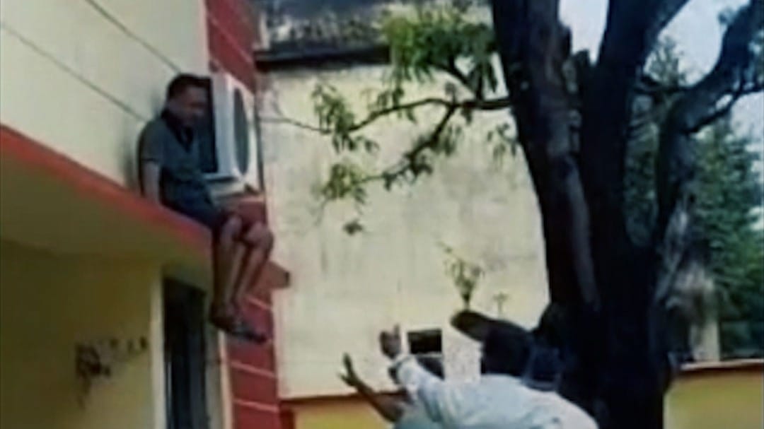 सीओ को पत्नी ने प्रेमिका के साथ पकड़ा