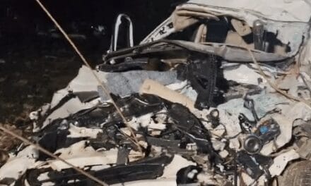 बाराबंकी में भीषण हादसा, 6 की मौत:मरने वालों में पति-पत्नी और 1 बेटा; ट्रक की टक्कर से कार 7 फीट सिमटी