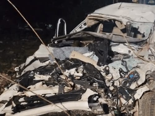 बाराबंकी में भीषण हादसा, 6 की मौत:मरने वालों में पति-पत्नी और 1 बेटा; ट्रक की टक्कर से कार 7 फीट सिमटी