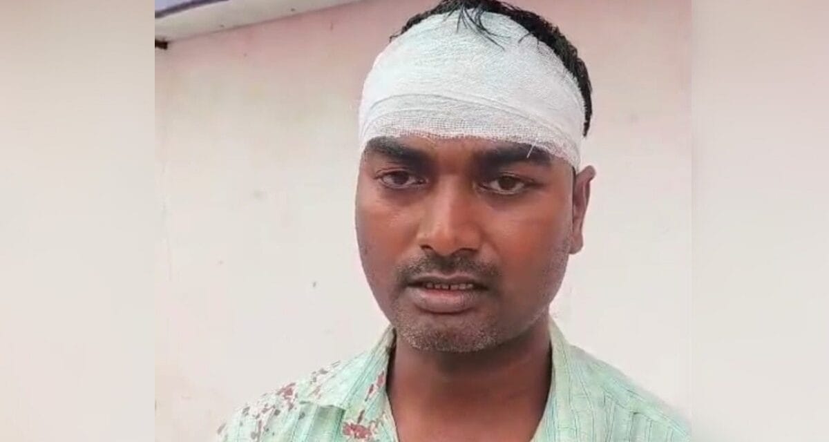 घायल युवकों की मदद कर रहे लेखपाल को ही समझा हमलावर, लाठी-डंडों से पीटकर किया अधमरा